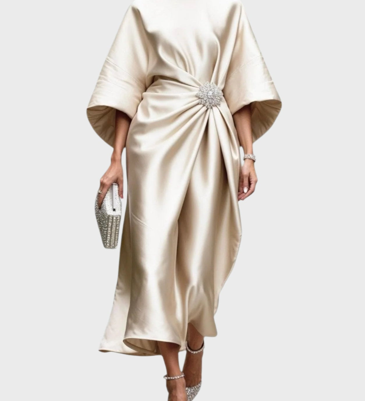 Saten Haljina s Bočnim Plisiranjem i Dekorativnom Kopčom