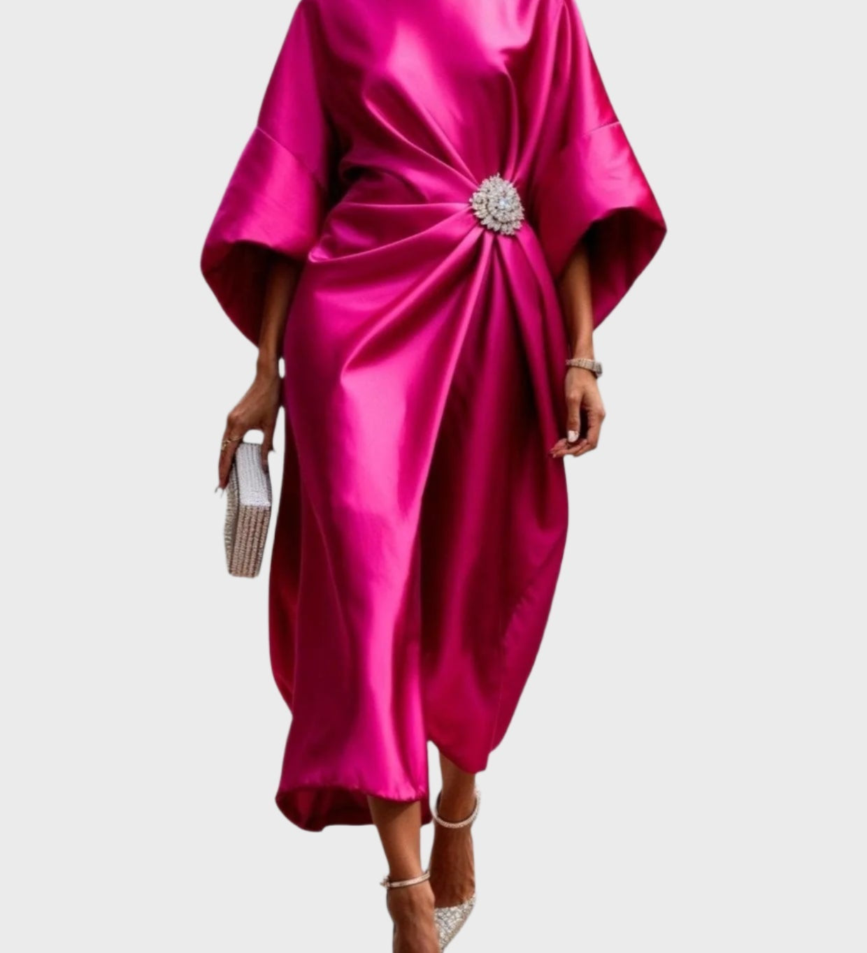 Saten Haljina s Bočnim Plisiranjem i Dekorativnom Kopčom