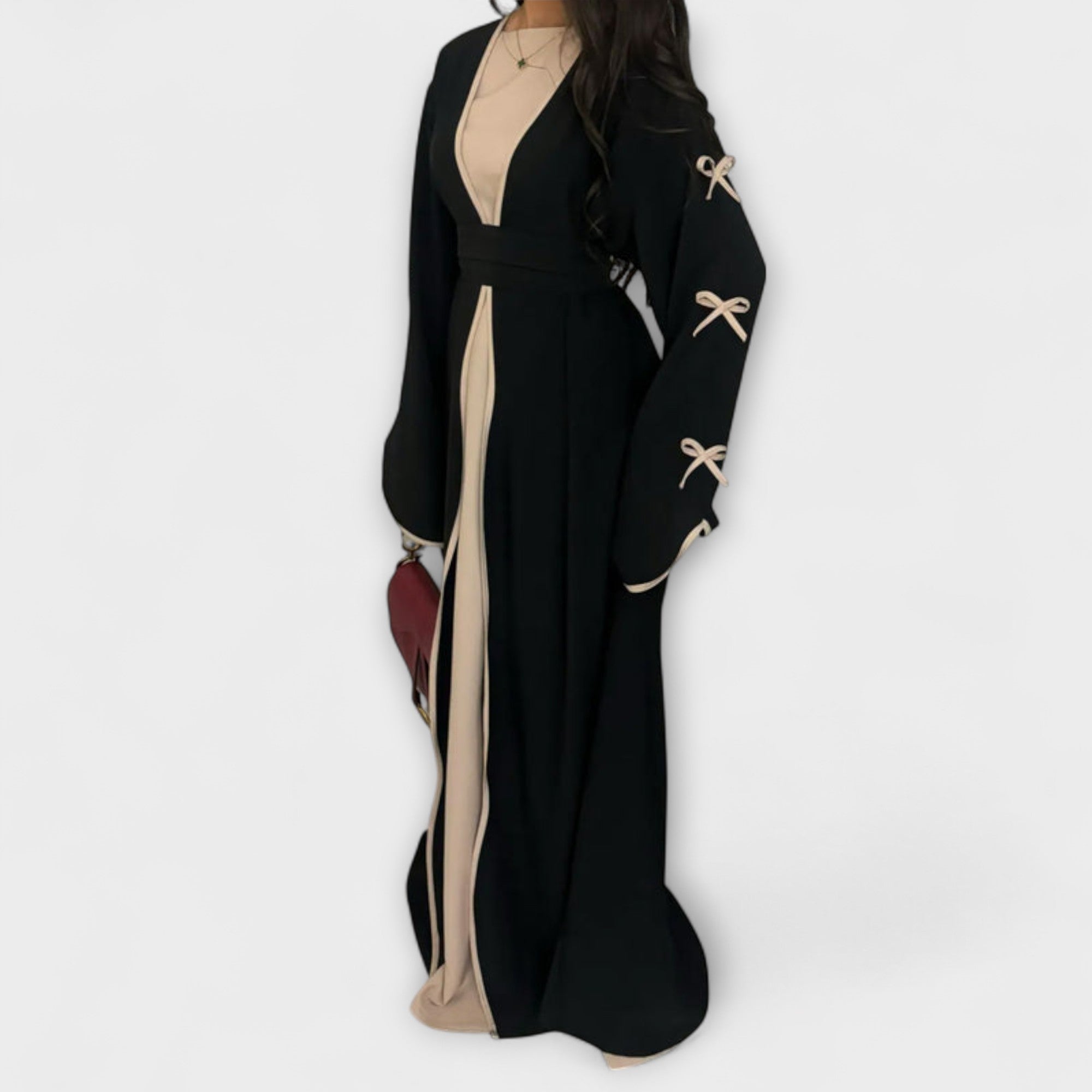 Stylish Kardigan i Haljina u Kombinaciji s Prugastom Dekoracijom