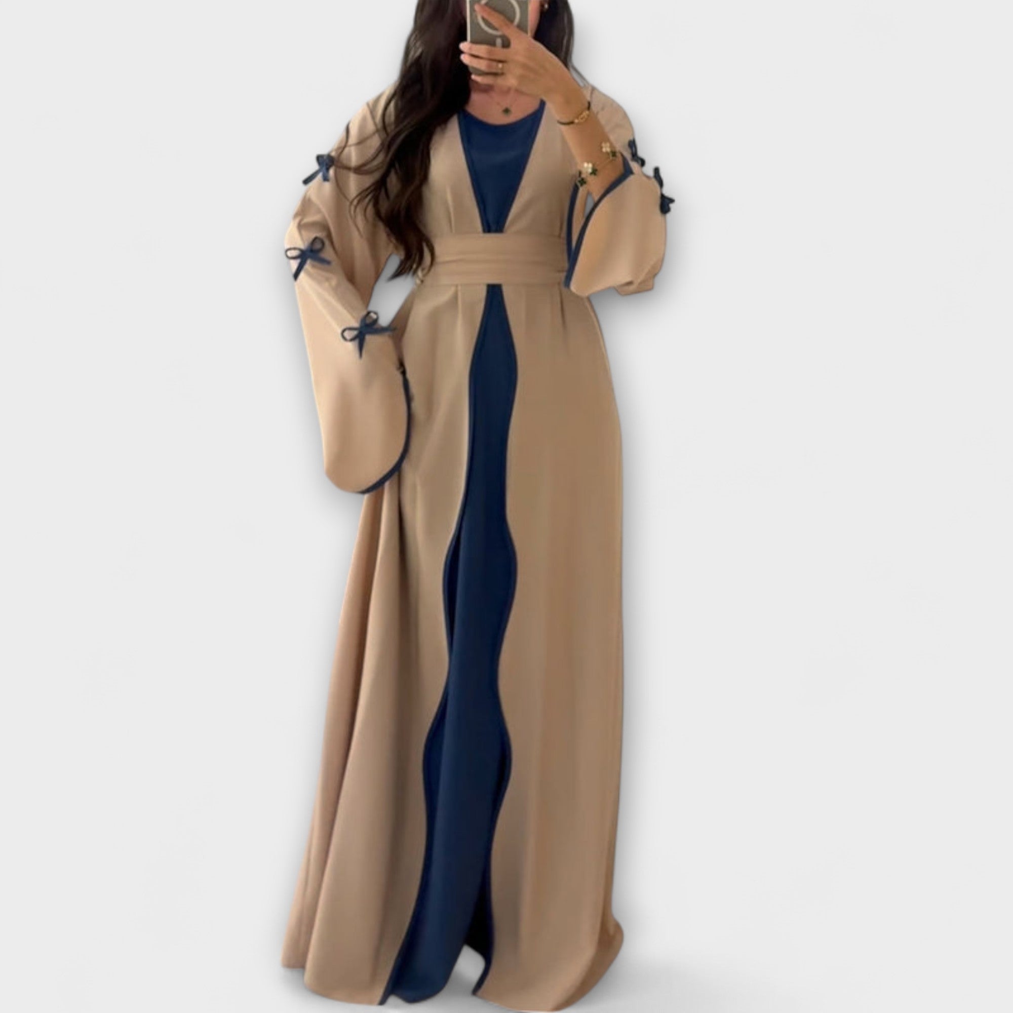 Stylish Kardigan i Haljina u Kombinaciji s Prugastom Dekoracijom