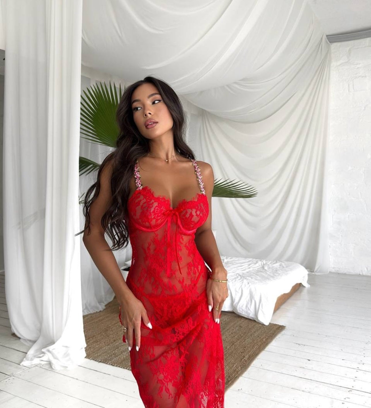 Georgina Noćna Prozirna Haljina S Cvjetnom Čipkom I Breteljama Ukrašenim Cvijećem Za Elegantnu I Zavodljivu Noć